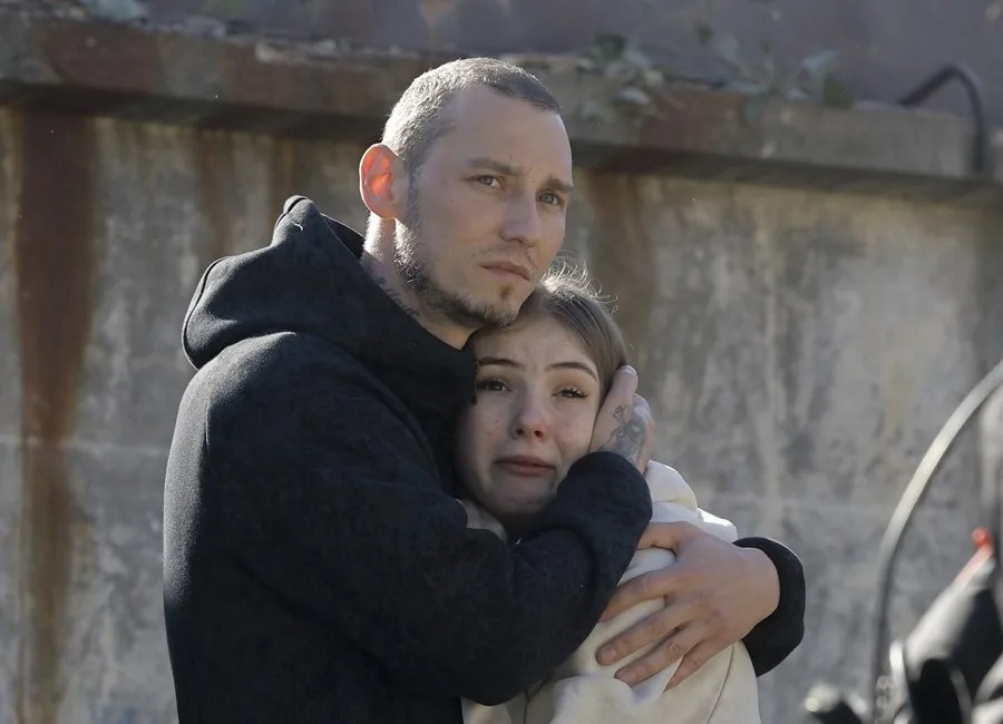 Residentes locales reaccionan en el lugar de un ataque ruso contra un edificio residencial de cinco plantas en Kiev,