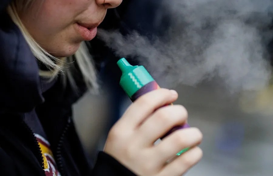 Una persona vapea