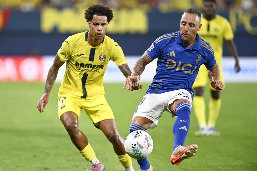 El centrocampista del Oviedo Santi Cazorla (d) lucha con Tajon Buchanan, del Villarreal, durante el partido de la primera jornada de LaLiga