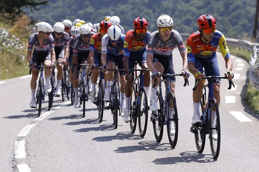 Los corredores de los equipos Lidl yAlpecin-Deceuninck, durante la cuarta