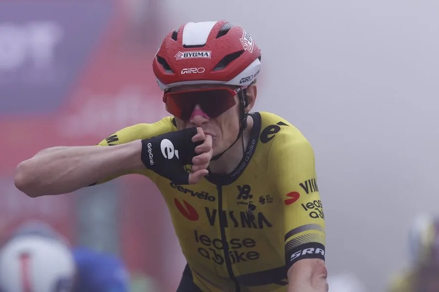 El ciclista danés Jonas Vingegaard (Visma-Lease a Bike) celebra su victoria en la segunda etapa de la Vuelta a España