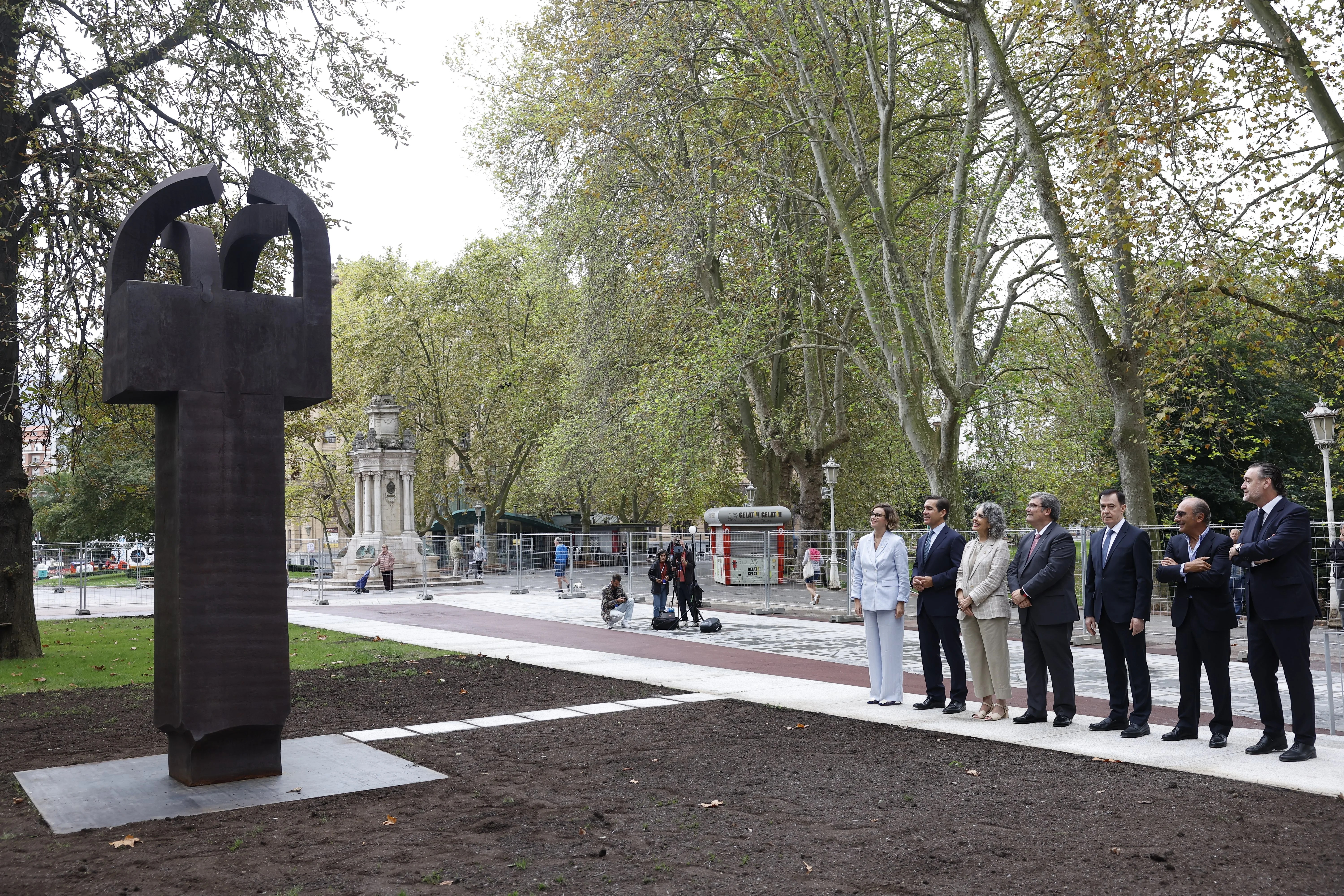 La escultura de Eduardo Chillida "Elogio del hierro III", en su nueva ubicación en el Museo Bellas Artes de Bilbao. EFE/ Miguel Toña