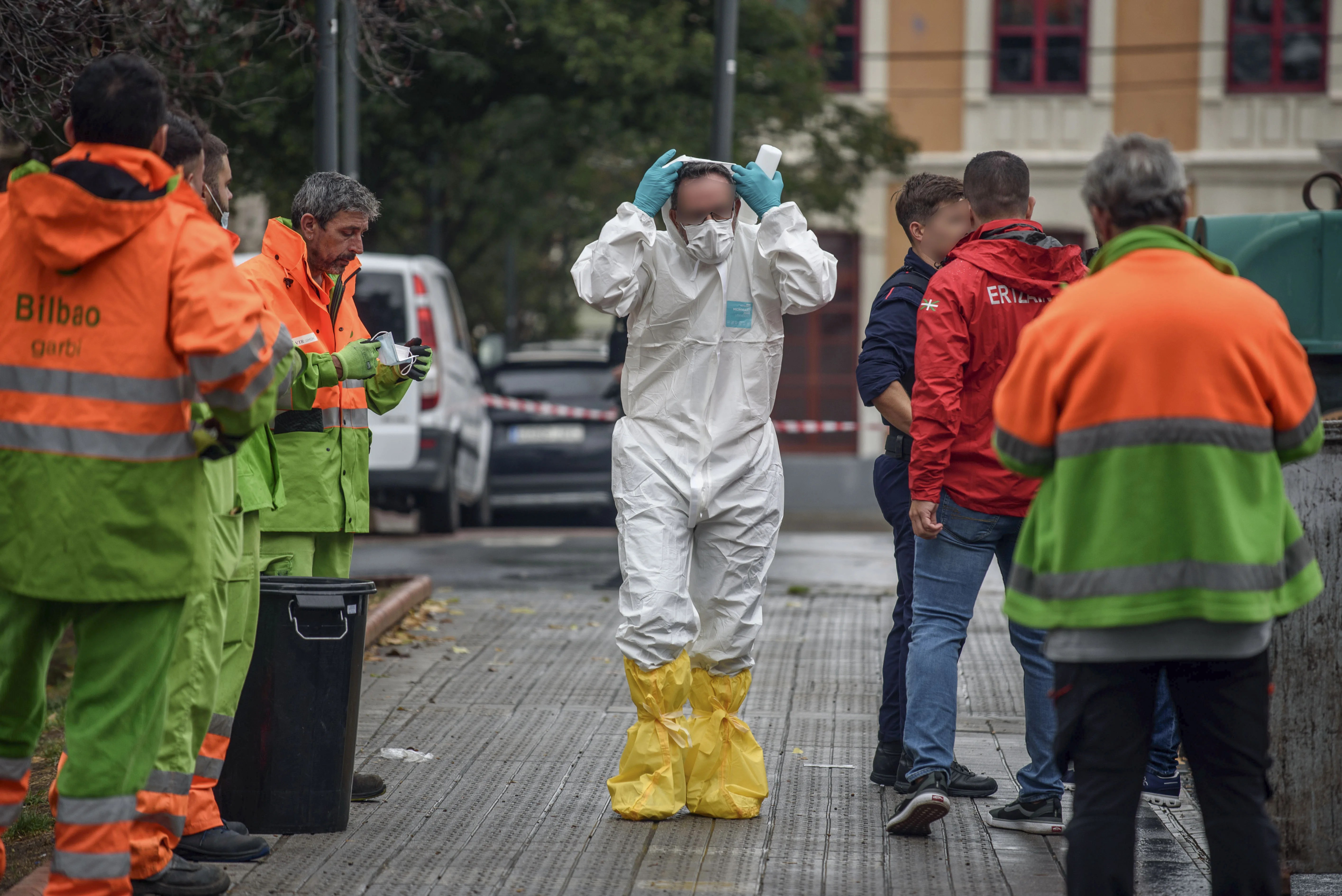 La Ertzaintza inspecciona unos contenedores cercanos al lugar del homicidio. EFE/Javier Zorrilla
