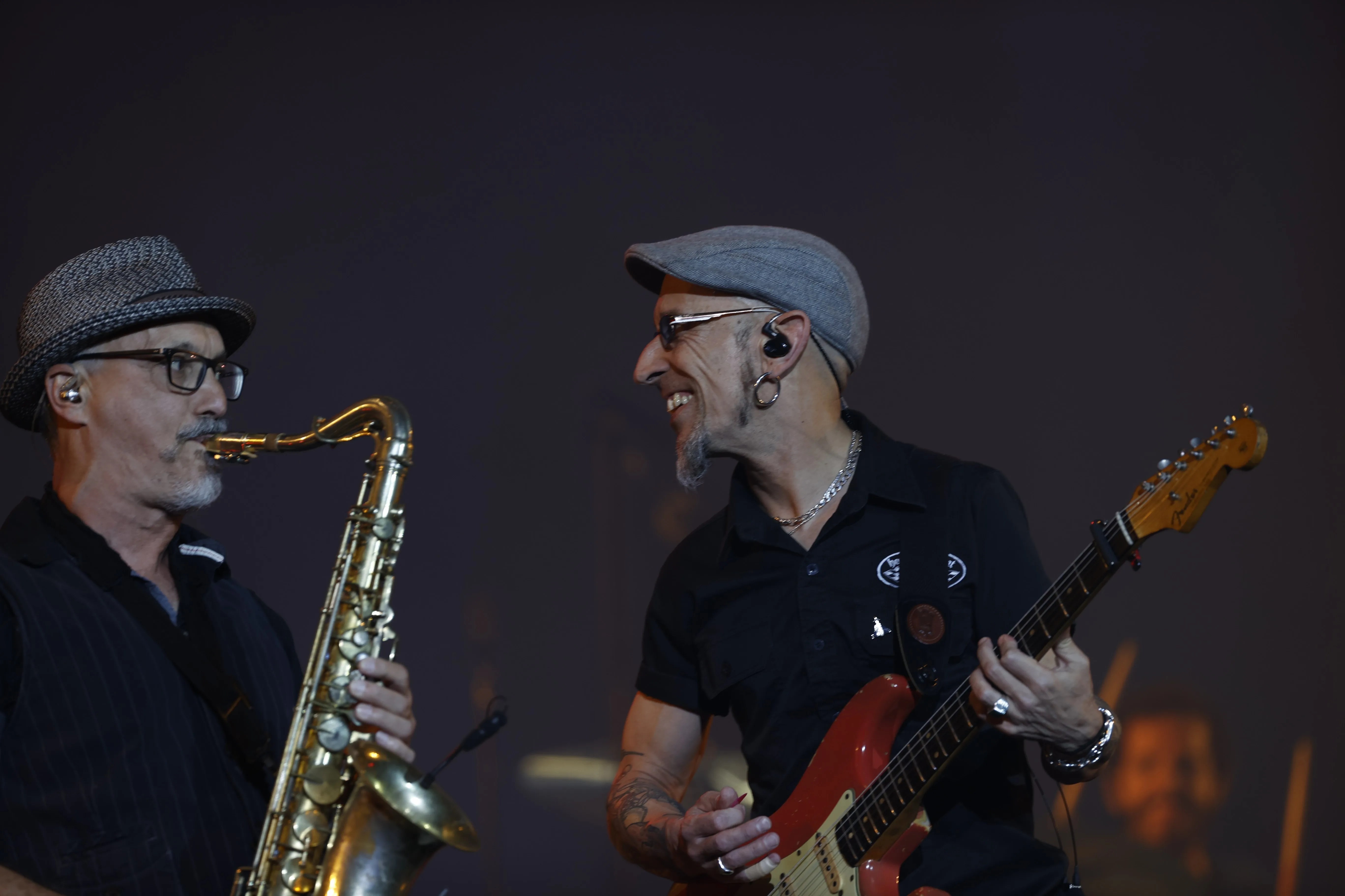 El guitarrista de la banda Fito & Fitipaldis, Fito Cabrales (d), y el saxofonista Javier Alzola, durante un concierto. EFE/Luis Tejido