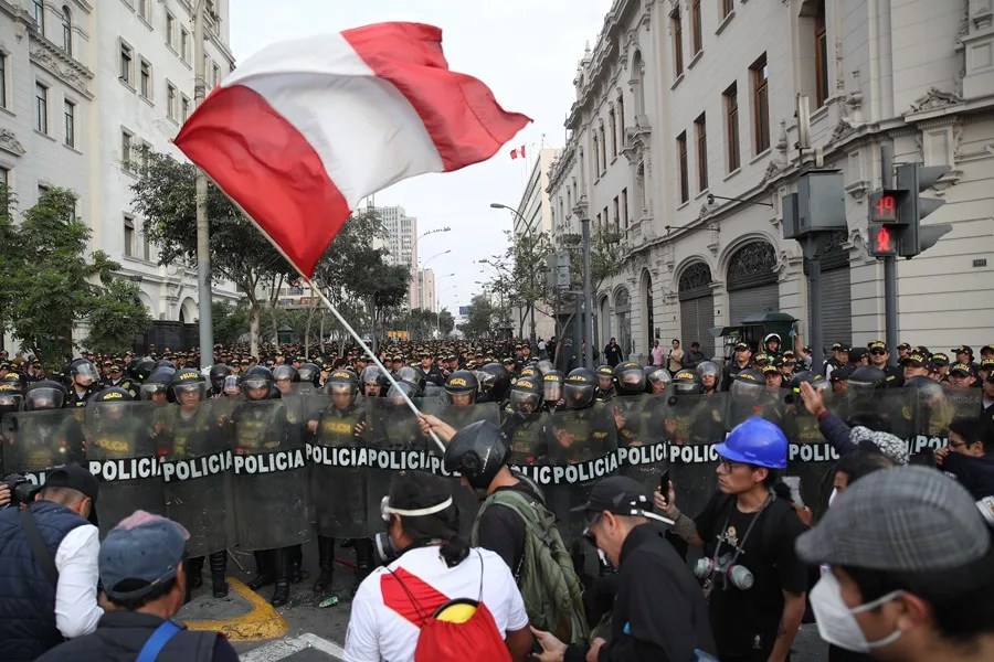 Personas participan en una manifestación este sábado, en la Plaza San Martín, en Lima (Perú). EFE/ Paolo Aguilar