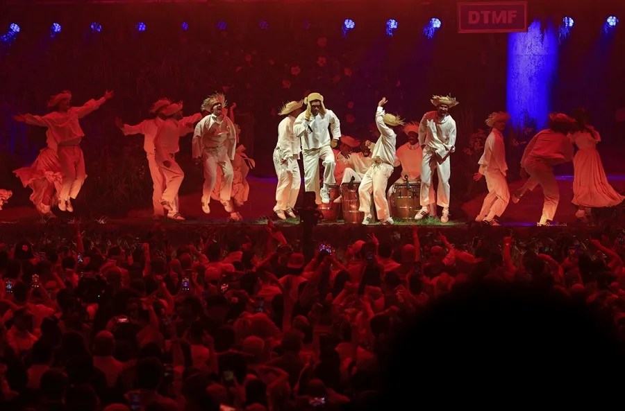 Bad Bunny se presenta en el Coliseo de Puerto Rico este sábado, en San Juan (Puerto Rico). EFE/ Thais Llorca