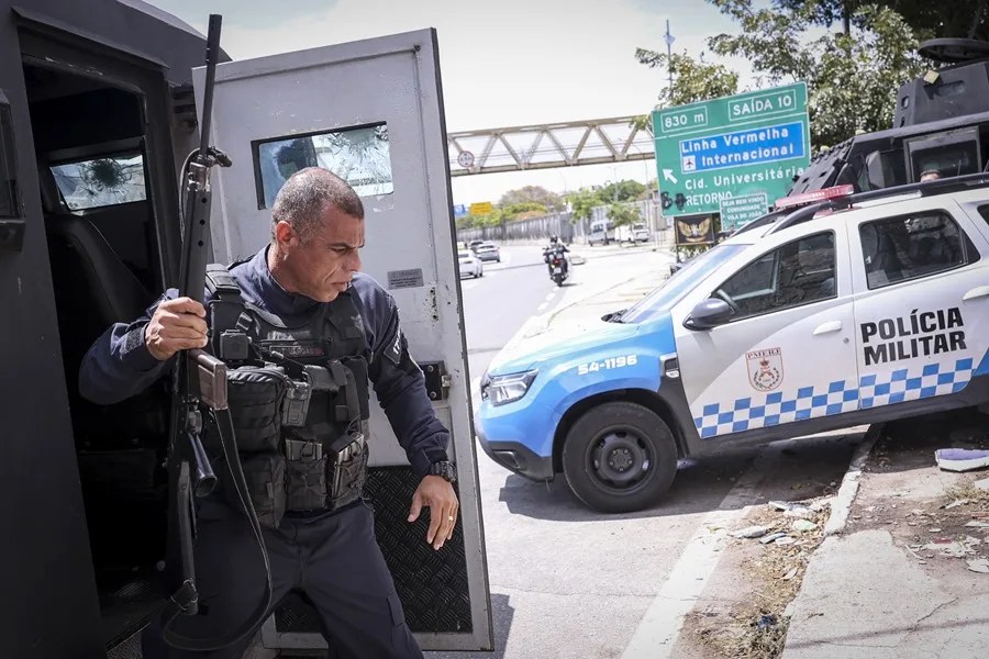 Un integrante de la Policía Militar de Brasil sale de un vehículo blindado durante un operativo este viernes, en Río de Janeiro (Brasil). EFE/ André Coelho