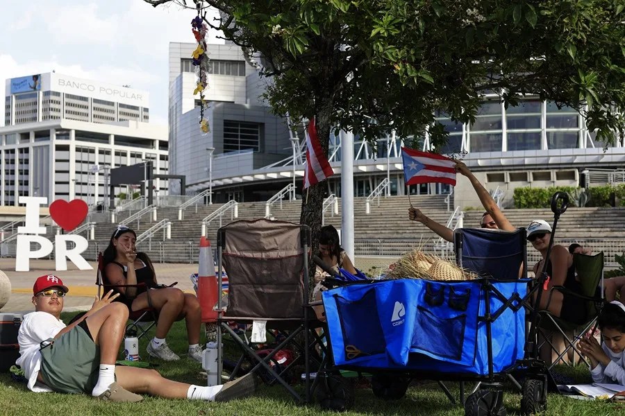 Fotografía de personas esperando frente al Coliseo José Miguel Agrelot para comprar las entradas del concierto de Bad Bunny, en San Juan (Puerto Rico). EFE/Thais Llorca