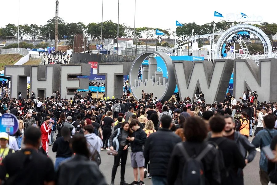 Personas asisten al festival de música The Town en Sao Paulo (Brasil). EFE/ Sebastiao Moreira