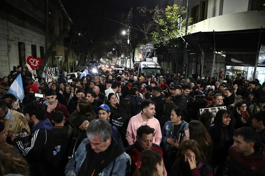 Personas se reúnen a esperar los resultados de las elecciones legislativas de la provincia de Buenos Aires frente a la casa de la expresidenta Cristina Fernández, este domingo, en Buenos Aires (Argentina). EFE/ Adan González
