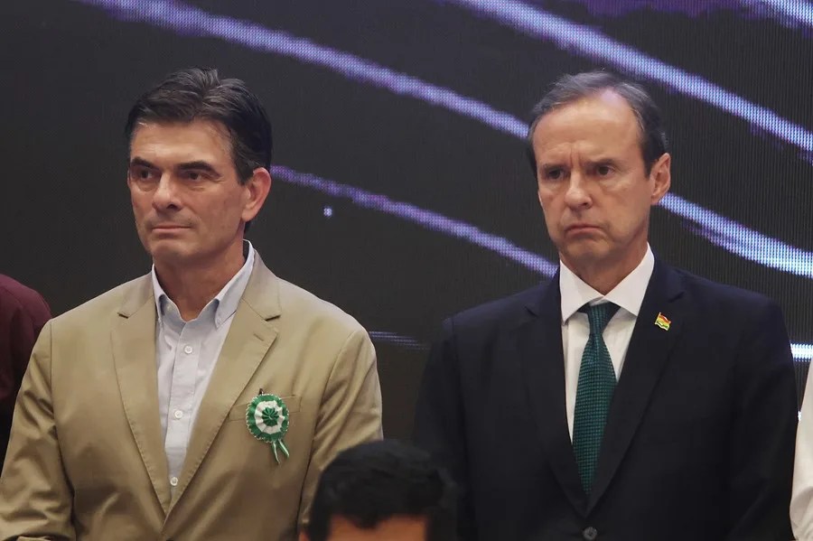 El candidato por el Partido Demócrata Cristiano, Rodrigo Paz (i), posa junto al candidato por alianza Libre, Jorge 'Tuto' Quiroga, en el 'Encuentro por la democracia - Segunda vuelta' este miércoles, en Santa Cruz (Bolivia). EFE/Juan Carlos Torrejon