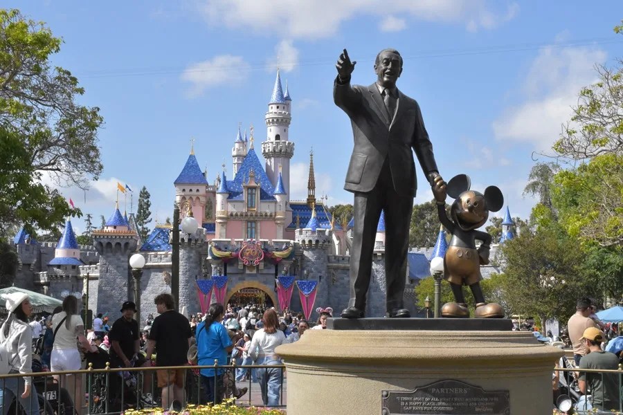 Fotografía de archivo de una estatua de Walt Disney y el personaje Mickey Mouse en Disneyland California Adventure Park, en Anaheim (Estados Unidos). EFE/ Mónica Rubalcava