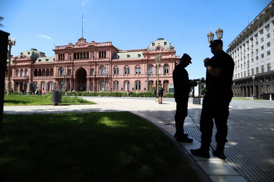 Fotografía de archivo de policías frente a la casa rosada en Buenos Aires (Argentina). EFE/ Juan Ignacio Roncoroni