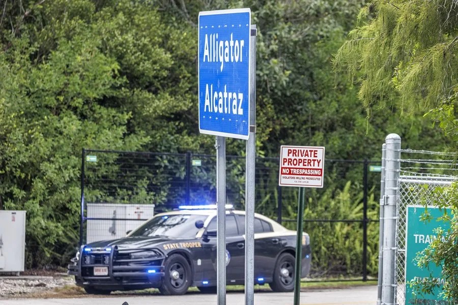 La Corte Federal de Apelaciones suspende la orden para desmantelar la prisión 'Alligator Alcatraz' en Florida