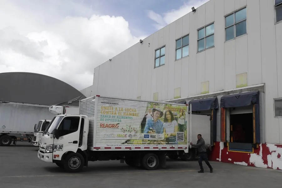 Colombia: Donde el hambre llama a la puerta, camiones llenan mesas vacías