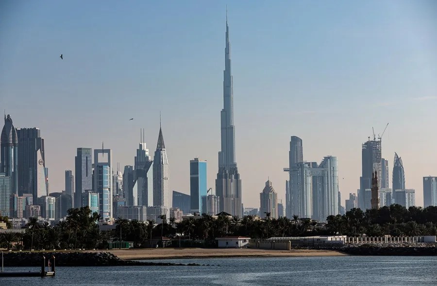 Vista general del edificio más alto del mundo, el Burj Khalifa (C), y de los rascacielos de Dubái,