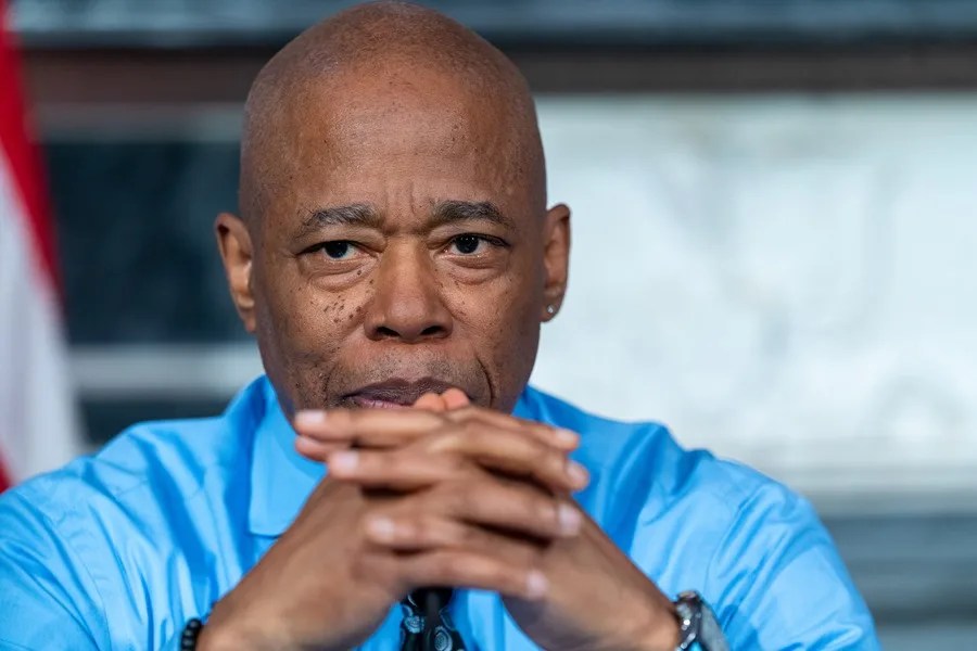 El alcalde de Nueva York, Eric Adams, se retira de la carrera a la reelección