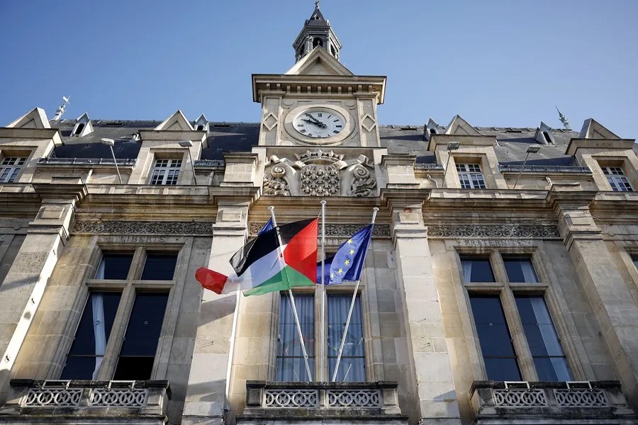 Varios ayuntamientos franceses izan la bandera palestina