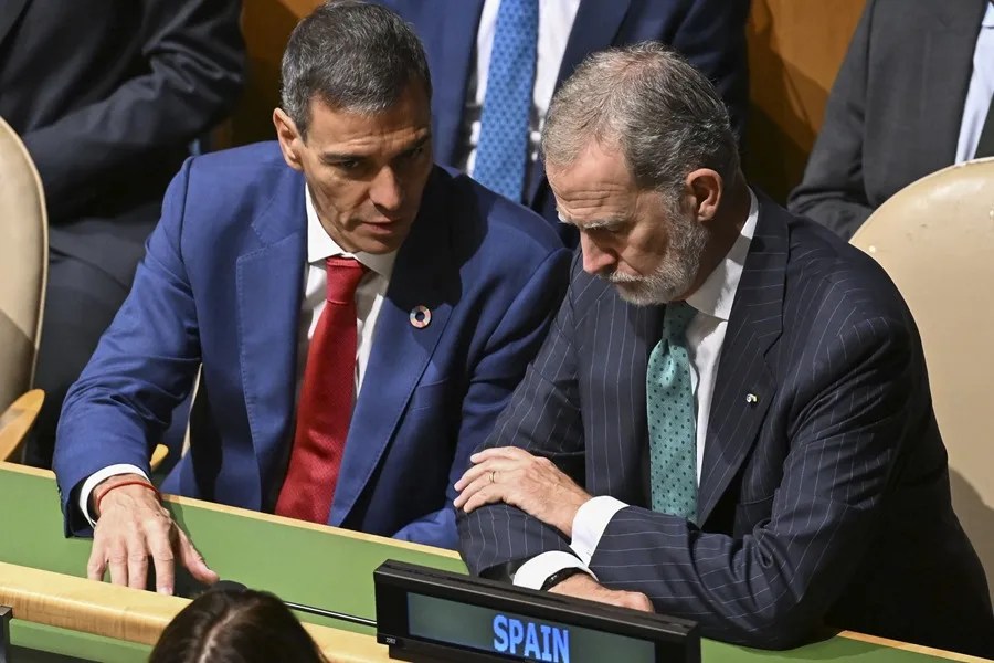 El presidente del Gobierno español, Pedro Sánchez y el rey Felipe VI, asisten a la sesión de apertura del Debate General del 80º período de sesiones de la Asamblea General de Naciones Unidas, este martes en Nueva York.EFE/ Borja Puig De La Bellacasa /Pool Moncloa