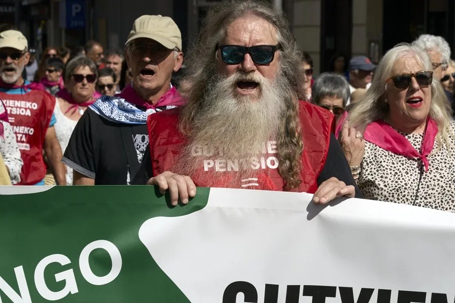 Los pensionistas se manifiestan para presionar en la votación del jueves en el Parlamento