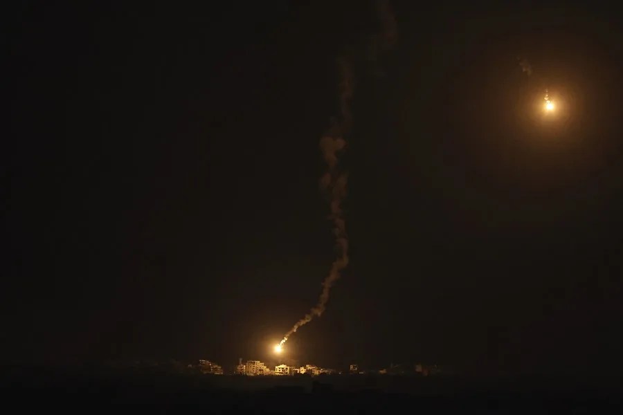 Israel bombardea intensamente la Ciudad de Gaza y sus tropas avanzan de cara a una invasión terrestre