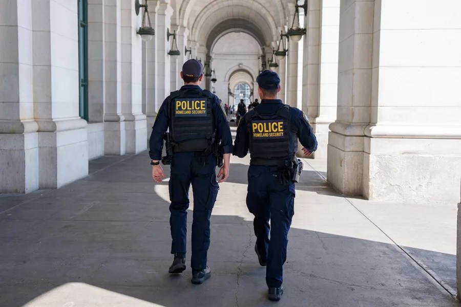 Agentes del Servicio de Inmigración de EE.UU. podrán portar armas, arrestar y deportar