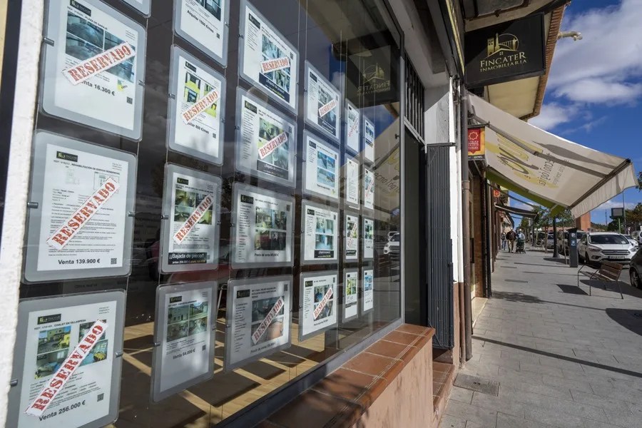 Escaparate de una oficina inmobiliaria