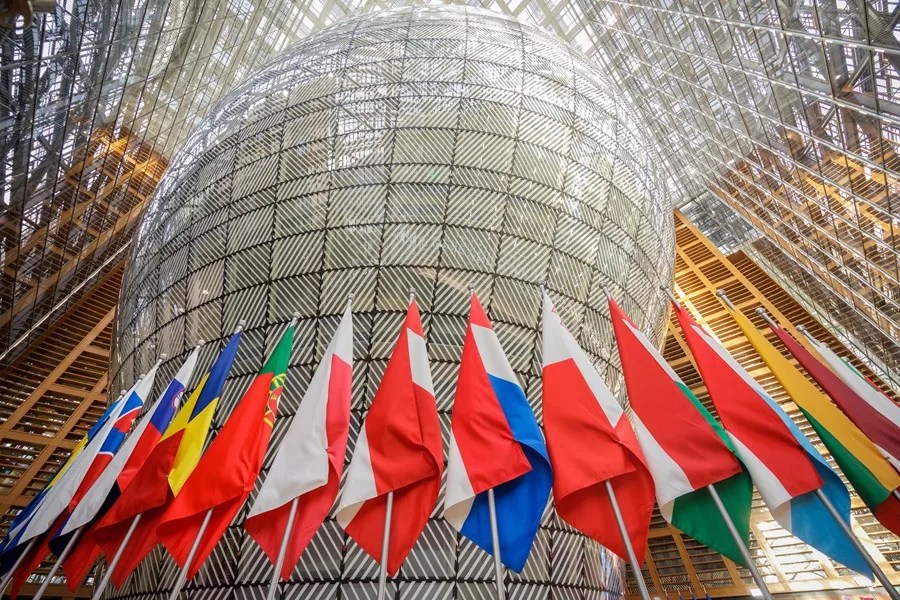 Banderas de los Estados miembros de la UE exhibidas en la sala de llegadas del Consejo de la UE