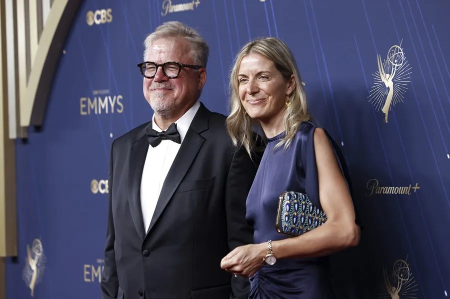 Premios Emmy 2025: los artistas y celebridades llegan a la alfombra roja