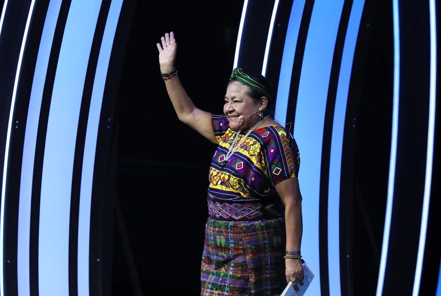 La líder indígena y Nobel de la Paz (1992), Rigoberta Menchú, saluda durante el evento México Siglo XXI de la fundación Telmex este viernes, en el Auditorio Nacional de la Ciudad de México (México). EFE/ Mario Guzmán