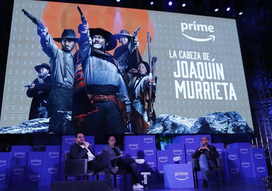 Fotografía de archivo del Head of Local Originals México Prime Video, Alonso Aguilar (i) y el director de estrategia de contenido de Prime Video Latinoamérica, Francisco Morales (c) participan de una presentació en Ciudad de México (México). EFE/Mario Guzmán