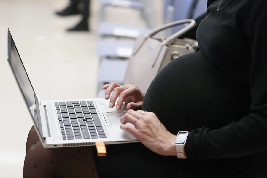 Empleos precarios y en cargos bajos, la realidad de las mujeres en el sector editorial de Latinoamérica