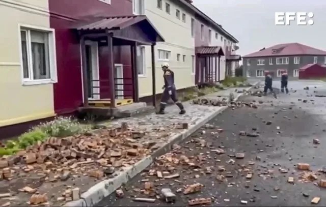 Captura de un video proporcionado por el Ministerio de Emergencias de Rusia que muestra a un rescatista en un edifico afectado por el terremoto de julio en Kamchatka, Rusia.