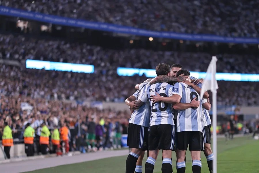 Argentina, líder indiscutida de las eliminatorias sudamericanas pese al cierre con derrota