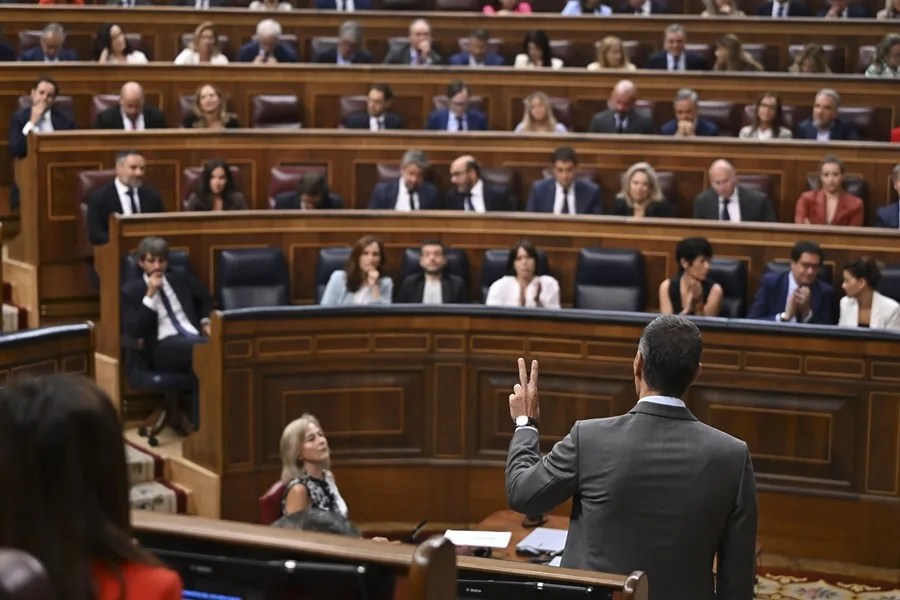El presidente del Gobierno, Pedro Sánchez (d, de espaldas), interviene, este miércoles, durante la primera sesión de control