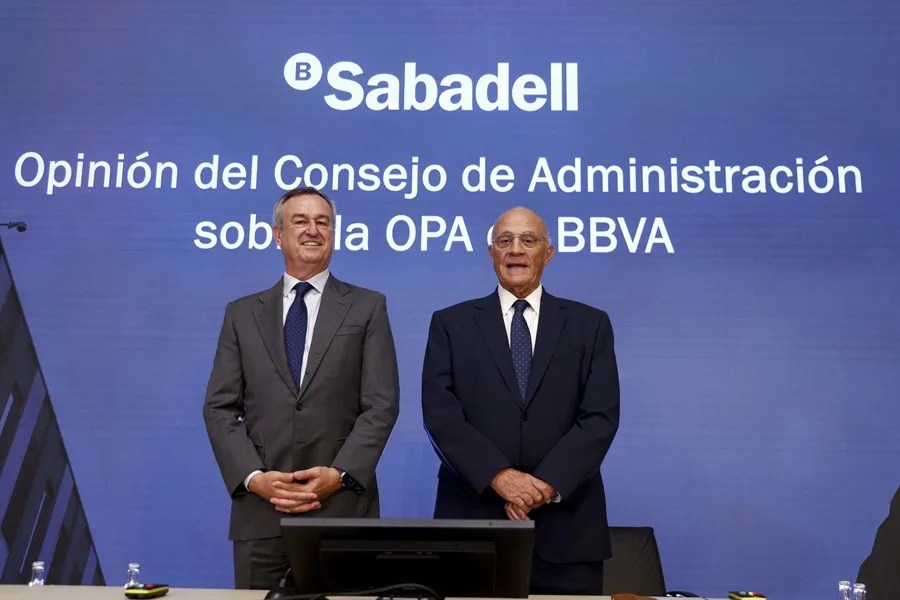El presidente de Banco Sabadell, Josep Oliu (i) y el consejero delegado, César González-Bueno (i) durante la rueda de prensa de hoy