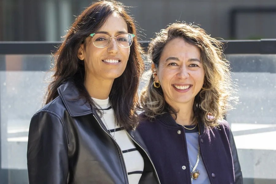 La directora de 'Nomad Shadow', Eimi Imanishi (d), posa junto a la protagonista de la película, Nadhira Mohamed, durante una entrevista con EFE este martes, en Toronto (Canadá). EFE/Julio César Rivas