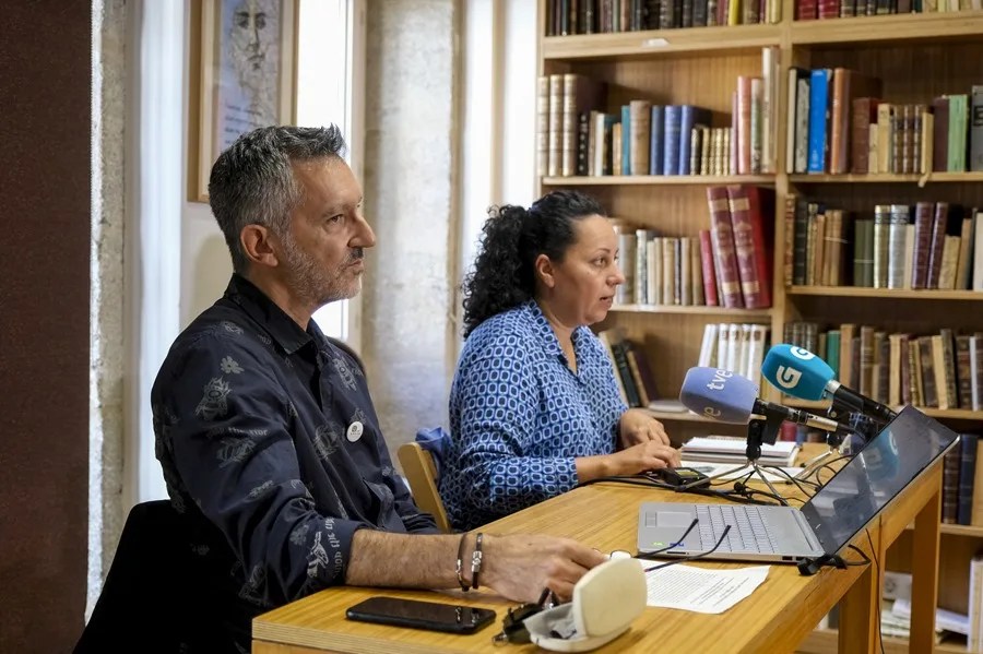 Fins Eirexas (i) y Belén Rodríguez, de la Asociación para a Defensa Ecolóxica de Galiza (Adega), valoran en una rueda de prensa la afectación de los incendios de este verano.