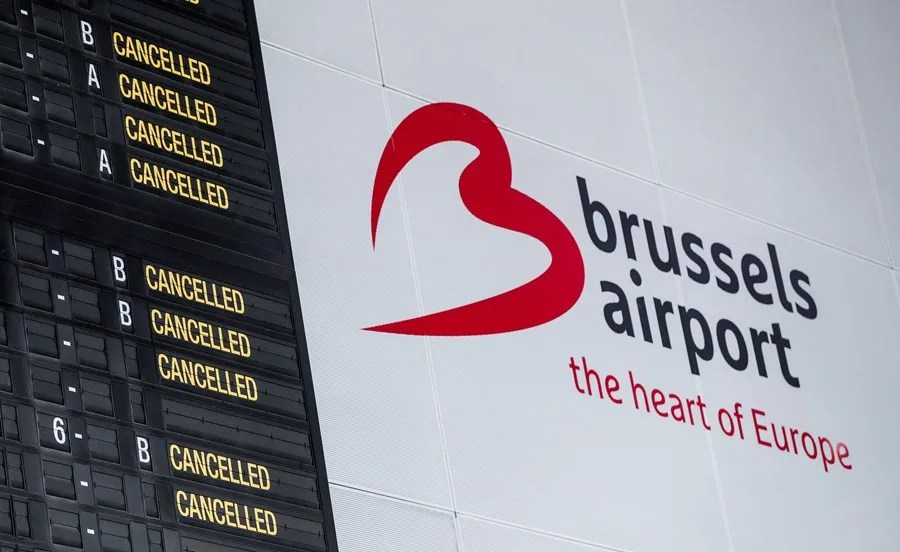 Un panel informativo en el aeropuerto de Bruselas