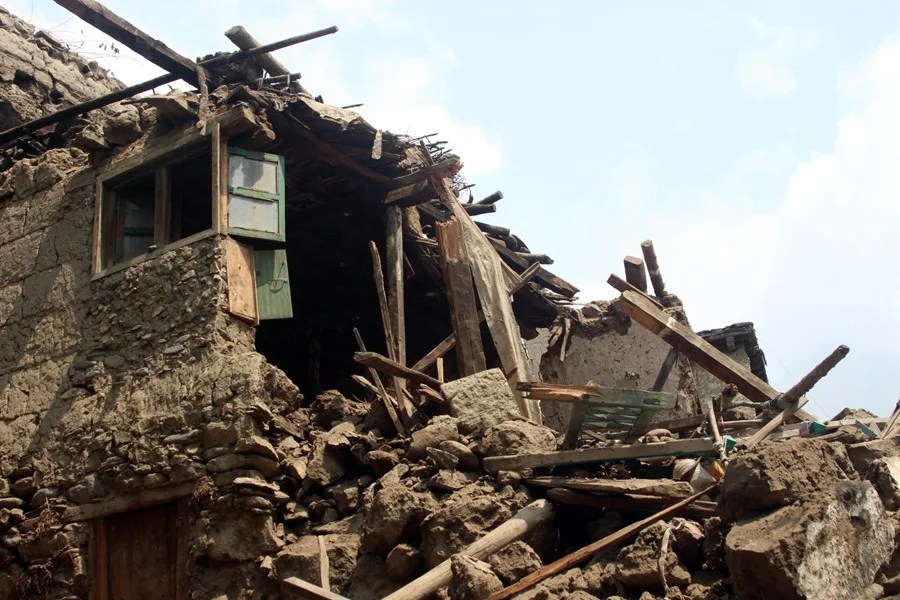 Viviendas dañadas tras un terremoto en Kunar, Afganistán