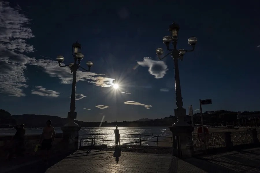 Una mujer observa este miércoles la playa de Ondarreta