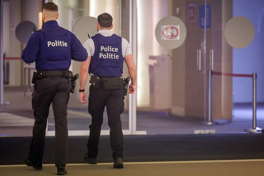 Dos policías en Bruselas.