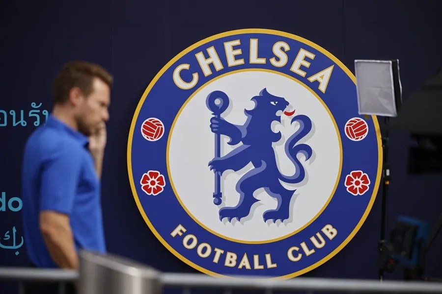 El logo del Chelsea en el exterior del Stamford Bridge de Londres