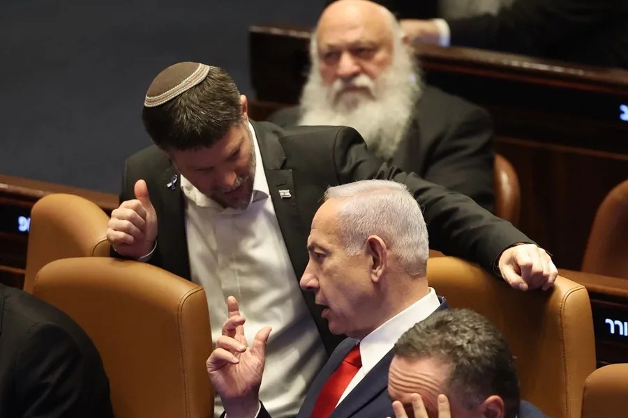 Benjamín Netanyahu (centro), conversa con el ministro de Finanzas israelí, Bezalel Smotrich