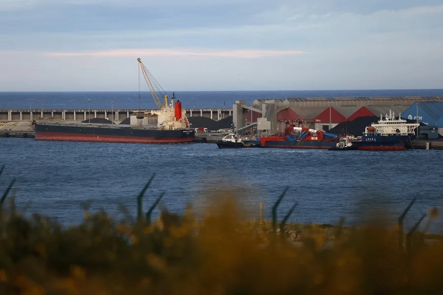 Imagen de archivo de un buque en el puerto exterior de A Coruña.