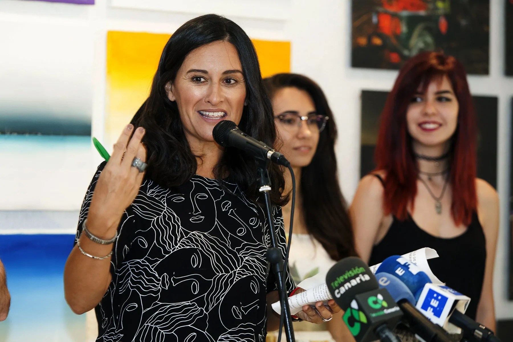 Foto de archivo de Dulce Xerach (i), en su etapa como presidenta del Círculo de Bellas Artes de Tenerife. EFE/Ramón De La Rocha