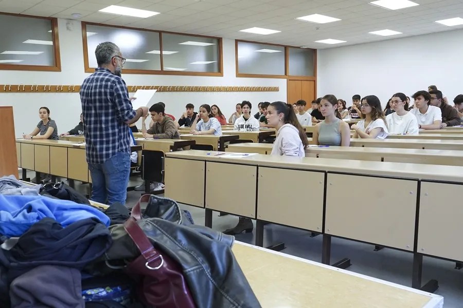 Estudiantes en un aula