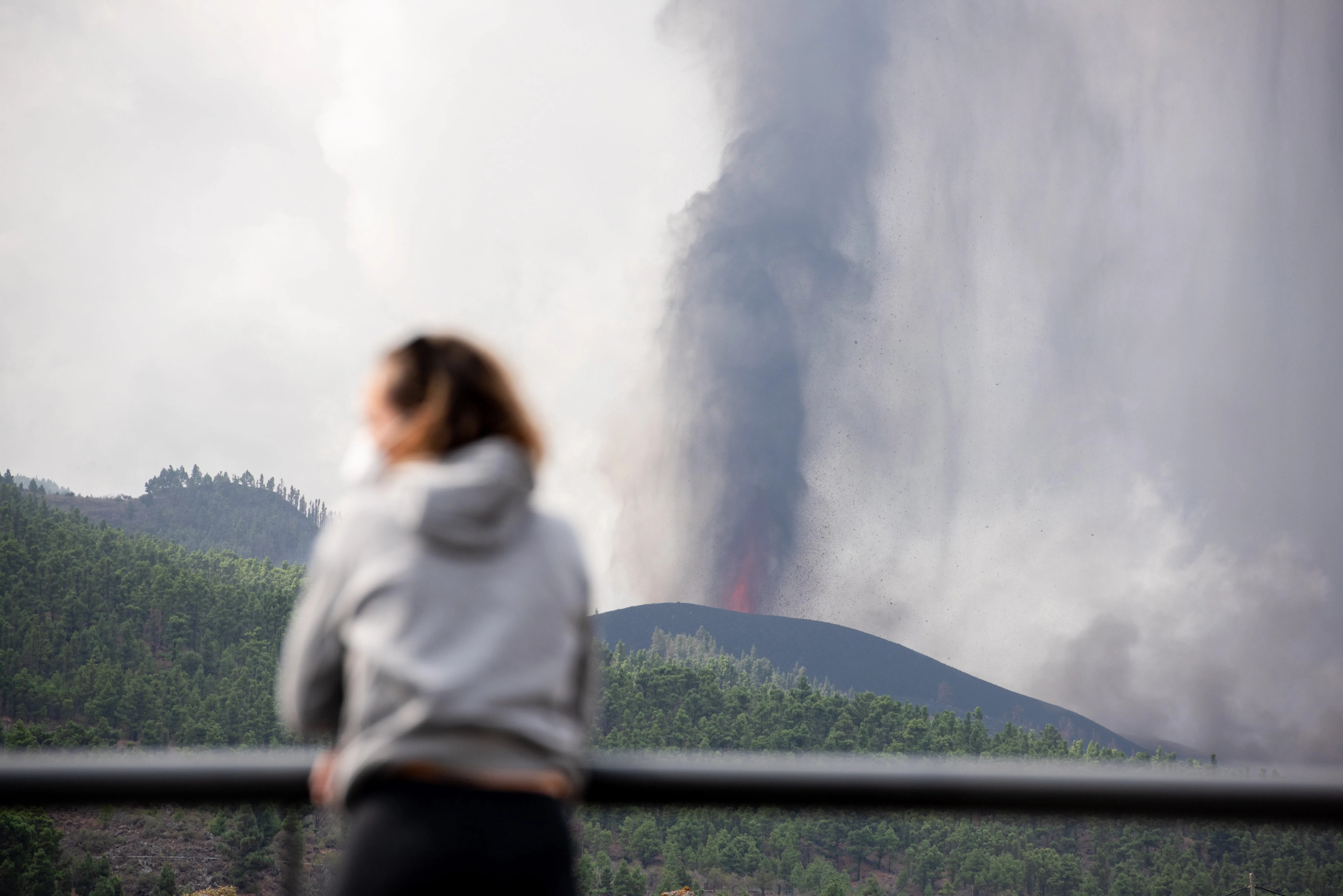 Foto tomada el 22 de septiembre de 2021, al inicio de la erupción del volcán Tajogaite en La Palma. EFE/Carlos de Saa