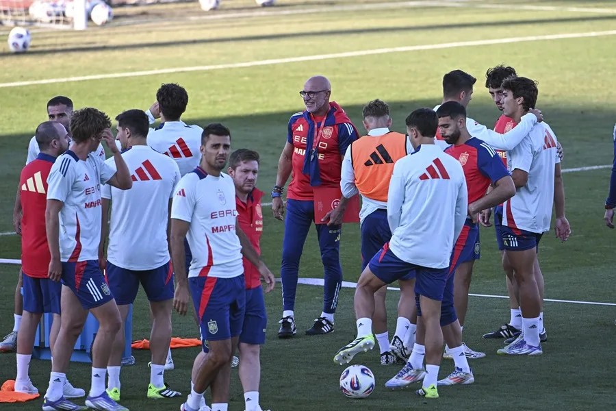 El seleccionador español, Luis De la Fuente (c), durante un entrenamiento.