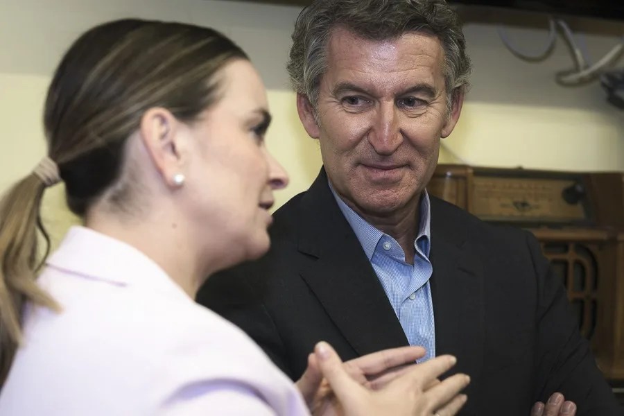 El presidente del PP, Alberto Núñez Feijóo (d), durante su visita a Formentera.